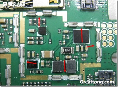 圖中顯示一塊電路板使用這種屏蔽夾(shielding clip)的實(shí)例?；旧衔覀?cè)趶澖堑牡胤蕉荚O(shè)計(jì)擺放了一個(gè)屏蔽夾，這樣可以讓作業(yè)員比較方便安裝屏蔽罩(shielding can)時(shí)的對(duì)位準(zhǔn)確。然后在其他沒有屏蔽夾的地方也設(shè)計(jì)了一些接地的布線，一來可以稍微提升屏蔽罩的電磁隔絕能力，另一方面也可以為屏蔽夾無效時(shí)，馬上可以更改為屏蔽框，而無需要重新設(shè)計(jì)電路板。