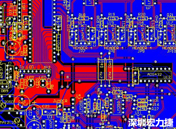 一般產(chǎn)品的PCB設(shè)計(jì)，多數(shù)先決定元件布局，再進(jìn)行線路連接，于元件位置就先改善干擾問題，再從線路細(xì)節(jié)著手改善產(chǎn)品。