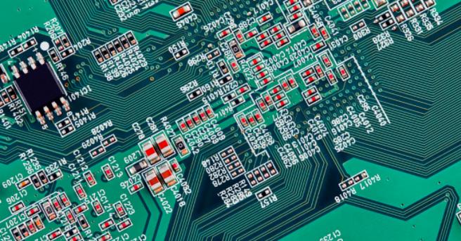 你能在這個復雜的PCB中找到垂直布線嗎？反正我不能